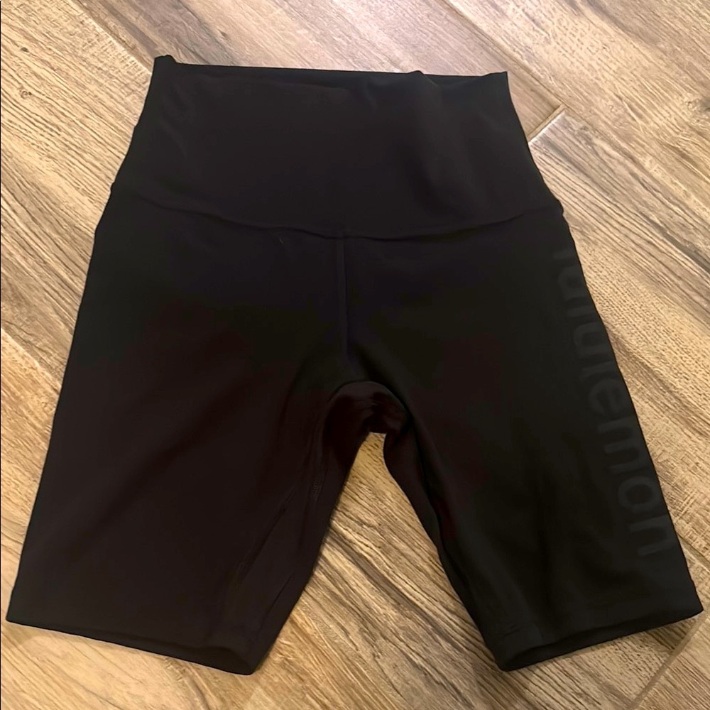 lululemon athletica Black Bike Shorts size 4 in excellent condition